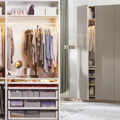 Un'elegante stanza armadi con abiti ordinati su grucce e cassetti chiusi.