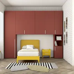 Soluzione moderna per organizzare armadio a ponte bambini: letto giallo, contenitori a muro rossi e seduta imbottita.