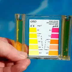 Test per il ph alto piscina: la striscia reagente mostra un colore che indica un valore di pH leggermente alcalino, da correggere per un'acqua ottimale.
